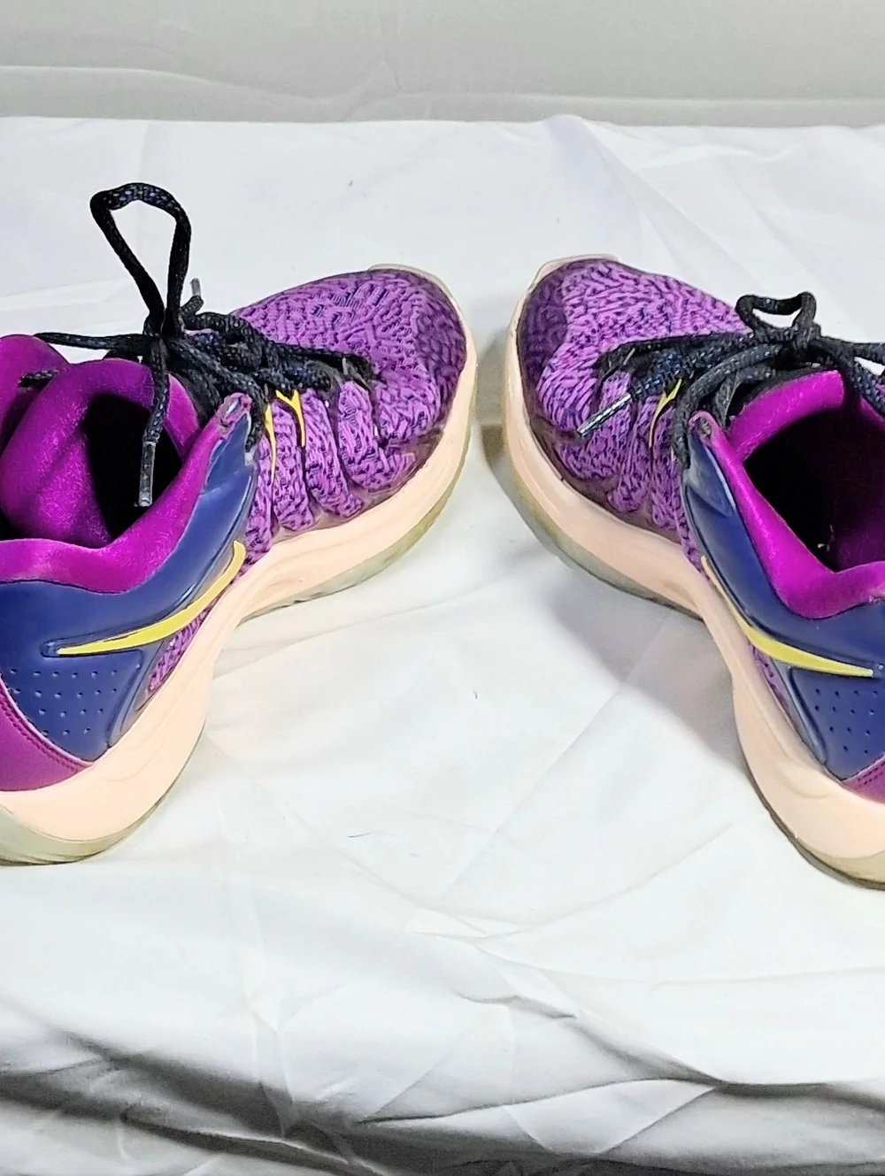 Kevin Durant Nike KD17 Men's Size 7.5 Purple and Fuschia Pink Low Cut Sneakers